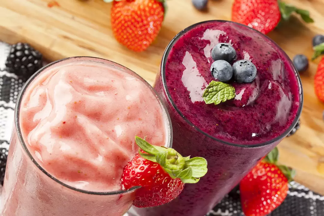 Berry smoothies s kefírom - lahodný dezert na chudnutie